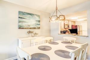 une salle à manger avec une table et des chaises blanches dans l'établissement Tanglewood, à Île de Hilton-Head