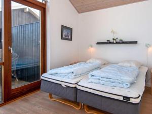 Three-Bedroom Holiday home in Ulfborg 27 객실 침대