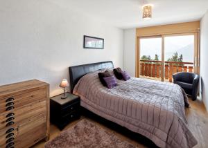 เตียงในห้องที่ Ski in Ski out LUXURY & MOUNTAIN apartments by Alpvision Résidences