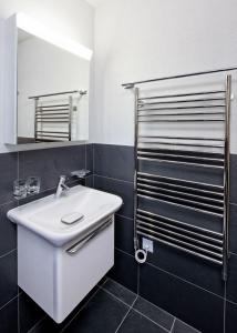 y baño con lavabo blanco y espejo. en Ski in Ski out LUXURY & MOUNTAIN apartments by Alpvision Résidences, en Veysonnaz