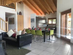 un soggiorno con divano e tavolo di Perce Neige SUBLIME & VIEW apartments by Alpvision Résidences a Veysonnaz