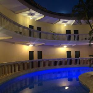 - une grande piscine avec des lumières bleues dans un bâtiment dans l'établissement LES JARDINS DU FLAMBOYANT, à Ziguinchor