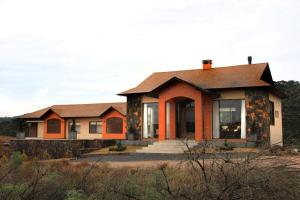 ein Haus mitten auf einem Feld in der Unterkunft CasaGrande no topo dos Canions. in Bom Jardim da Serra