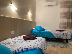 ein Zimmer mit 2 Betten und einem Stuhl darin in der Unterkunft Renthouse Guest Apartment in Paide