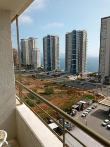 un balcone con vista sulla città di Zafiro Reñaca a Viña del Mar