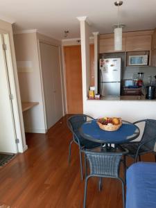 una cucina e un tavolo con un cesto di frutta di Zafiro Reñaca a Viña del Mar