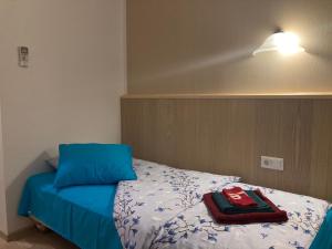 1 dormitorio con 1 cama con sábanas azules y manta roja en Renthouse Guest Apartment, en Paide