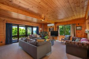 Sala de estar con 2 sofás y TV en Lake Terrace Lockwood en Taupo