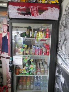 um frigorífico cheio de refrigerantes e bebidas em El Trovatore Motel em Kingman