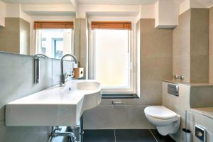uma casa de banho com um lavatório e um WC em Design Hotel Wiegand em Hanôver