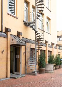 spiralne schody po stronie budynku w obiekcie Design Hotel Wiegand w Hanowerze