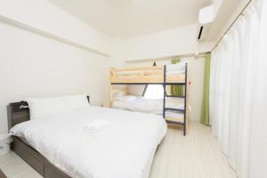Двухъярусная кровать или двухъярусные кровати в номере COCOSTAY Matoba ココステイ マトバ