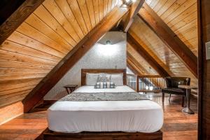 Un pat sau paturi într-o cameră la Wanderlust Inn