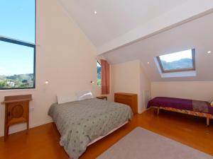 เตียงในห้องที่ Rosemary Cottage - Hahei Holiday Home