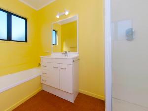 ห้องน้ำของ Rosemary Cottage - Hahei Holiday Home +12 ภาพ