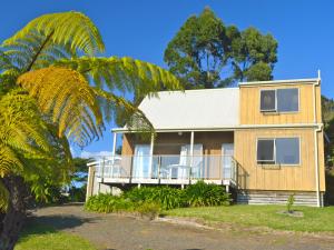 Casa con balcón y palmera en Tiromotu - Hahei Holiday Home, en Hahei