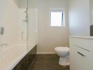 Ένα μπάνιο στο Beach Central - Whangamata Holiday Home +15 φωτογραφίες