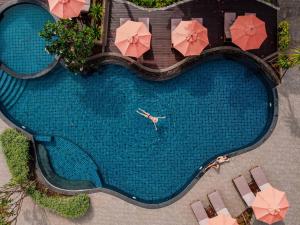 Der Swimmingpool an oder in der Nähe von Khanom Beach Resort And Spa