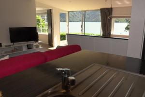 哈夫洛克Bora Castle.的客厅里有一张红色沙发和一台电视