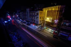 uma rua da cidade à noite com edifícios e luzes de rua em Hotel Laxmi Cityside em Mangalore