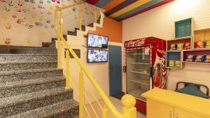 アムリトサルにあるMadpackers Amritsarのコカコーラマシンと階段が備わる客室です。