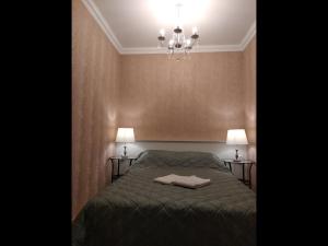 クラスノゴルスクにあるАпартаменты-Студии КРОКУСのベッドルーム1室(ベッド1台、ランプ付きテーブル2台付)