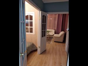 クラスノゴルスクにあるАпартаменты-Студии КРОКУСのリビングルーム付きの部屋へのオープンドア