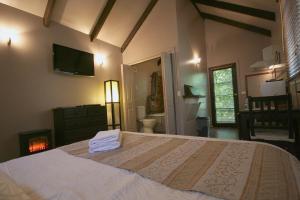 Una cama o camas en una habitación de Lotus Lodges