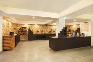 een lobby van een winkel met een stenen muur bij The Fern Denzong Hotel & Spa Gangtok, Sikkim in Gangtok