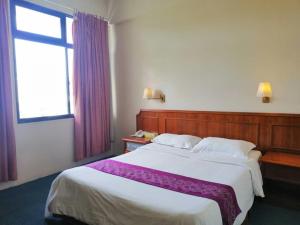 Postel nebo postele na pokoji v ubytování Pacific Orient Hotel ( 凯富大酒店 )