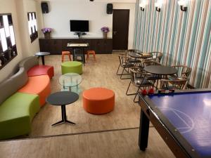 TV a/nebo společenská místnost v ubytování Honeymoon Inn Mussoorie