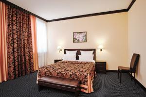 A bed or beds in a room at Hotel Sibir