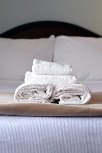 Кровать или кровати в номере Anchor Inn Hotel and Suites