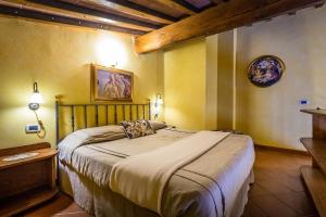 Un ou plusieurs lits dans un hébergement de l'établissement Il Borgo di Villa Castelletti Country Hotel