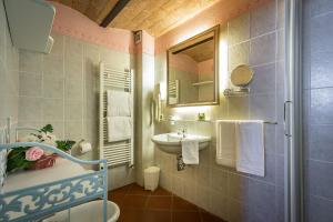une salle de bain avec un lavabo et un miroir dans l'établissement Il Borgo di Villa Castelletti Country Hotel, à Signa