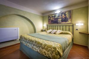 Un ou plusieurs lits dans un hébergement de l'établissement Il Borgo di Villa Castelletti Country Hotel