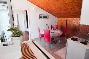 uma cozinha e sala de jantar com mesa e cadeiras em Apartment Vatrogasac em Sveti Filip i Jakov