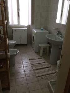een badkamer met een wastafel, een toilet en een wastafel bij GRAZIOSO Appartamento in Spoleto