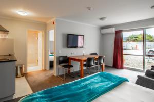 TV a/nebo společenská místnost v ubytování BKs Premier Motel Esplanade