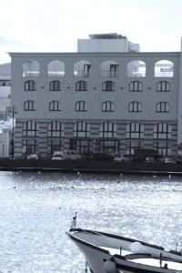 パンテレリアにあるヨット マリーナ ホテルの大きな建物前の水上船