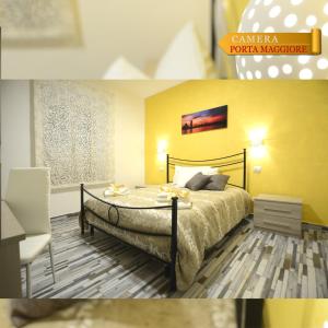 sypialnia z łóżkiem i żółtą ścianą w obiekcie B&B Le Mura w mieście Alatri