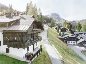 una grande casa in legno su una collina in un villaggio di Apartment HERZALE - Nassfeld a Hermagor