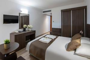 Postel nebo postele na pokoji v ubytování Kapetanios Limassol Hotel