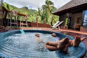 Bazén v ubytovaní Luxurious Tropical Moorea Villa alebo v jeho blízkosti