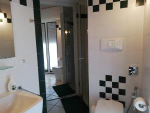 A bathroom at B&B LE MAGNOLIE