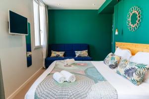 a bedroom with a bed with towels on it at Hôtel Café Miramar in Le Grau-du-Roi