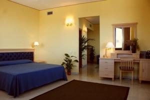 Een bed of bedden in een kamer bij Yacht Marina Hotel
