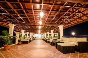 Classy Hotel في باتامبانغ: لوبي فندق فيه طاولات وكراسي