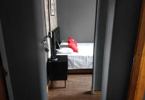 una camera con letto e cuscino rosso di OYO Hotel Massimo Brooklin, Sao Paulo a San Paolo