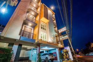 a building with a car parked in front of it at โรงแรมภูสมอ เมืองตรัง in Trang